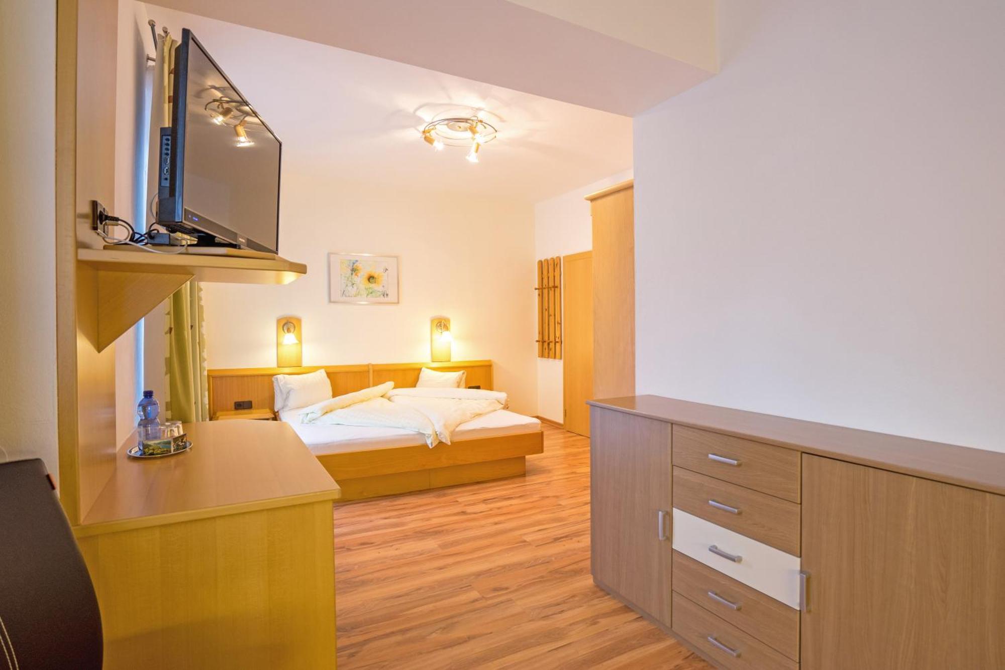 Haus Stampfer Hotell Weissensee Rum bild