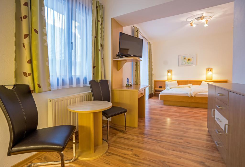 Haus Stampfer Hotell Weissensee Rum bild
